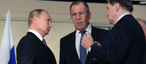 الرئيس الروسي فلاديمير بوتين ووزير الخارجية سيرغي لافروف في سنغافورة الرئيس الروسي فلاديمير بوتين ووزير الخارجية سيرغي لافروف في سنغافورة - سبوتنيك عربي