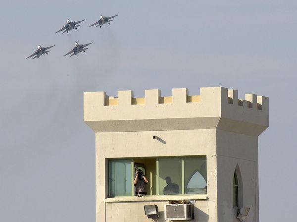 فريق الاستعراض الجوي روسكيي فيتيازي (الفرسان الروس سو-27) التابعة للقوات الجوية الروسية، خلال العرض الجوي الدولي (2018 Bahrain International Airshow) في القاعدة الجوية الصخير في بحرين - سبوتنيك عربي