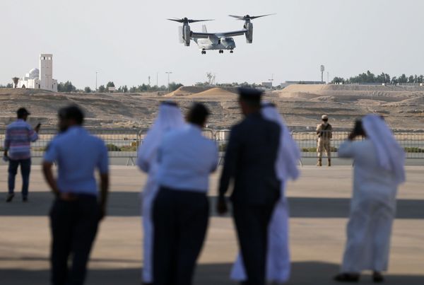 زوار وضيوف يشاهدون عرضا جويا لطائرة إم في-22 (USMC MV-22) الأمريكية، خلال العرض الجوي الدولي (2018 Bahrain International Airshow) في القاعدة الجوية الصخير في بحرين - سبوتنيك عربي