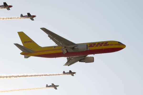 طائرة شحن دي إتش أل (DHL) من طراز بوينغ 767 تنفذ استعراضا جويا، خلال العرض الجوي الدولي (2018 Bahrain International Airshow) في القاعدة الجوية الصخير في بحرين - سبوتنيك عربي