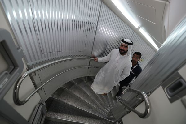 زوار وضيوف يدخلون أكبر طائرة ركاب في العالم أيرباص أ380 الإماراتية، خلال العرض الجوي الدولي (2018 Bahrain International Airshow) في القاعدة الجوية الصخير في بحرين - سبوتنيك عربي