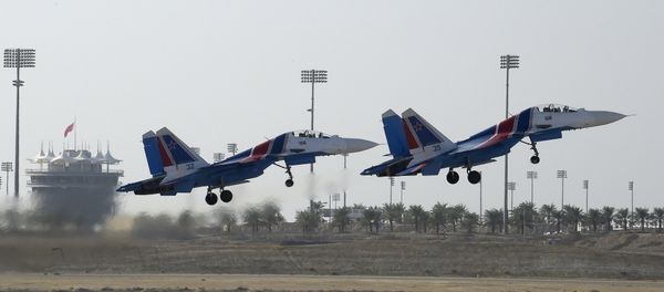 فريق الاستعراض الجوي روسكيي فيتيازي (الفرسان الروس سو-27) التابعة للقوات الجوية الروسية، خلال العرض الجوي الدولي (2018 Bahrain International Airshow) في القاعدة الجوية الصخير في بحرين فريق الاستعراض الجوي روسكيي فيتيازي (الفرسان الروس سو-27) التابعة للقوات الجوية الروسية، خلال العرض الجوي الدولي (2018 Bahrain International Airshow) في القاعدة الجوية الصخير في بحرين - سبوتنيك عربي