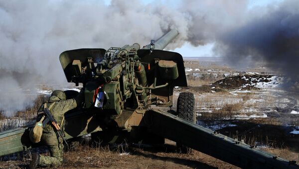 الجيش الروسي - القوات الصاروخية - مناورات عسكرية لكتية المدافع القتالية باستخدام مدافع هاوتزر 2أ65 في حقل التدريبات العسكرية كوزمينكي في منطقة روستوف - سبوتنيك عربي