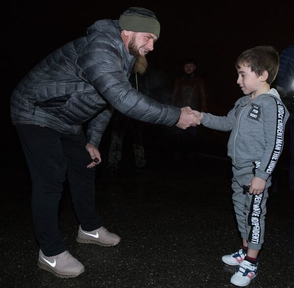 الطفل الشيشاني، رحيم كورييف، من قرية دوبا-يورت الشيشانية قام بـ4105 تمرين ضغط دون انقطاع بوقت قدره ساعتين و25 دقيقة - سبوتنيك عربي