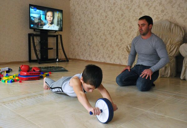 الطفل الشيشاني، رحيم كورييف، من قرية دوبا-يورت الشيشانية قام بـ4105 تمرين ضغط دون انقطاع بوقت قدره ساعتين و25 دقيقة - سبوتنيك عربي