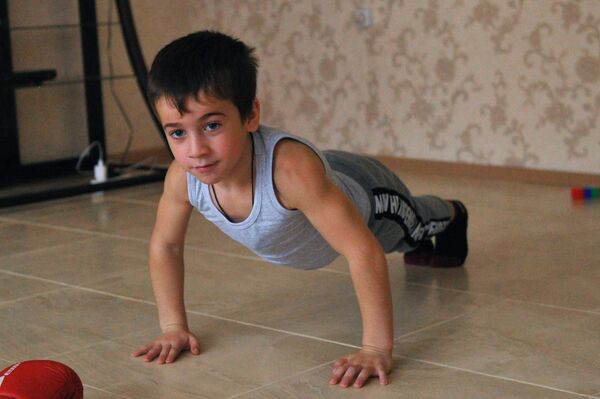 الطفل الشيشاني، رحيم كورييف، من قرية دوبا-يورت الشيشانية قام بـ4105 تمرين ضغط دون انقطاع بوقت قدره ساعتين و25 دقيقة - سبوتنيك عربي