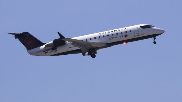 كما في أفلام هوليوود...طائرة تهبط دون عجلات أمامية (فيديو) - سبوتنيك عربي