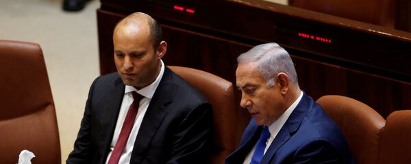 رئيس الوزراء الإسرائيلي بنيامين نتنياهو ووزير التعليم الإسرائيلي نفتالي بينيت أثناء جلسة في الكنيست، القدس، 12 مارس/ آذار 2018 - سبوتنيك عربي
