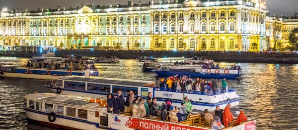 رحلة في القارب من أمام قصر بيتيرهوف في سان بطرسبورغ رحلة في القارب من أمام قصر بيتيرهوف في سان بطرسبورغ - سبوتنيك عربي