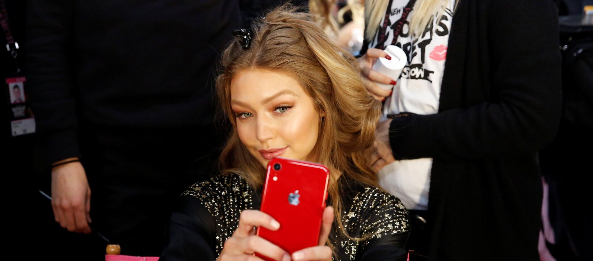 عارضة الأزياء جيجي حديد في كواليس عرض أزياء فيكتوريا سيكريت المقام في مدينة نيويورك في الولايات المتحدة الأمريكية، 8 نوفمبر/تشرين الثاني 2018 - سبوتنيك عربي, 1920, 04.12.2020