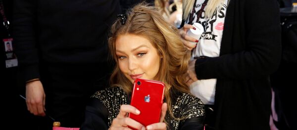 عارضة الأزياء جيجي حديد في كواليس عرض أزياء فيكتوريا سيكريت المقام في مدينة نيويورك في الولايات المتحدة الأمريكية، 8 نوفمبر/تشرين الثاني 2018 عارضة الأزياء جيجي حديد في كواليس عرض أزياء فيكتوريا سيكريت المقام في مدينة نيويورك في الولايات المتحدة الأمريكية، 8 نوفمبر/تشرين الثاني 2018 - سبوتنيك عربي