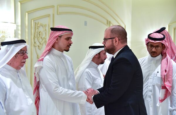 صلاح خاشقجي نجل الصحفي السعودي جمال خاشقجي يتلقى التعازي من ريان م القنصل العام الأمريكي في جدة - سبوتنيك عربي