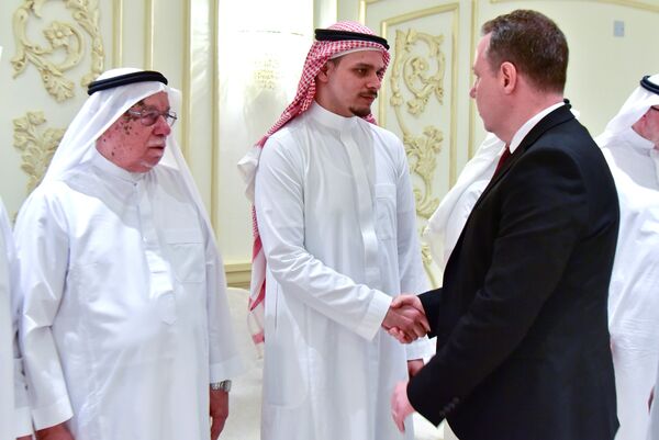 صلاح خاشقجي ابن الصحفي السعودي جمال خاشقجي يتلقى تعازيه من القنصل العام البريطاني سيف أشير في جدة - سبوتنيك عربي