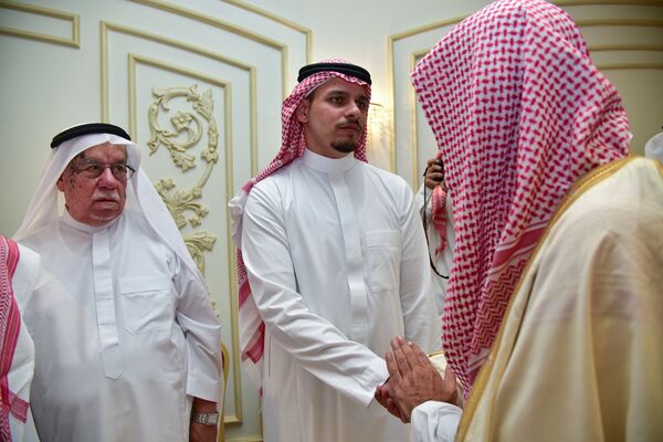 صلاح خاشقجي نجل الصحفي السعودي جمال خاشقجي يستقبل المعزين بمنزلهم في جدة - سبوتنيك عربي