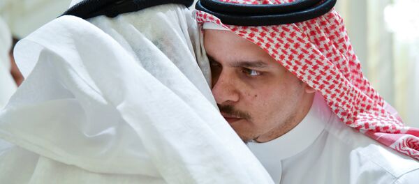 صلاح خاشقجي نجل الصحفي السعودي جمال خاشقجي يستقبل المعزين بمنزلهم في جدة - سبوتنيك عربي