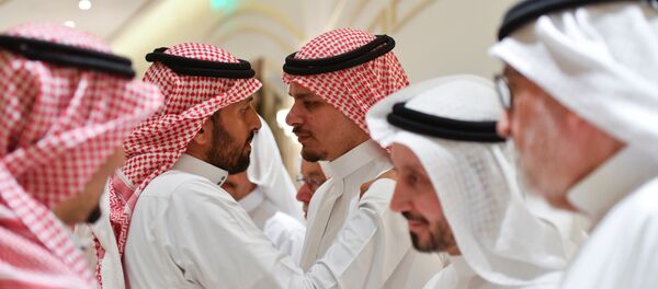 صلاح خاشقجي نجل الصحفي السعودي جمال خاشقجي يستقبل المعزين بمنزلهم في جدة - سبوتنيك عربي