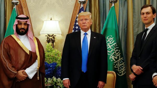 الرئيس الأمريكي دونالد ترامب يتوسط صهره جاريد كوشنر وولي العهد السعودي الأمير محمد بن سلمان - سبوتنيك عربي