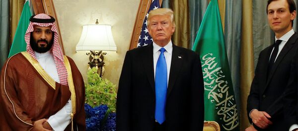 الرئيس الأمريكي دونالد ترامب يتوسط صهره جاريد كوشنر وولي العهد السعودي الأمير محمد بن سلمان - سبوتنيك عربي