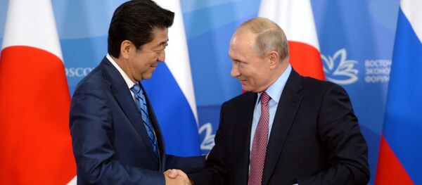 فلادمير بوتين ورئيس وزراء اليابان شينزو آبي - سبوتنيك عربي