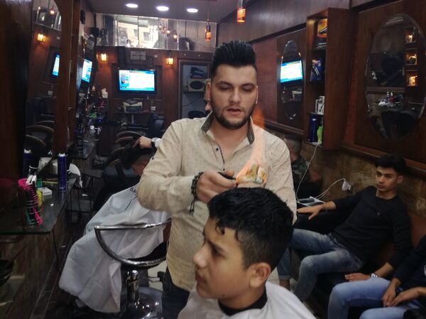 بالنار بدل المقص... حلاق يقود موضة التسريحات الحلبية  - سبوتنيك عربي