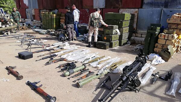 الجيش السوري يعثر على كميات كبيرة من أسلحة الإرهابيين، منها صواريخ أمريكية، في درعا - سبوتنيك عربي