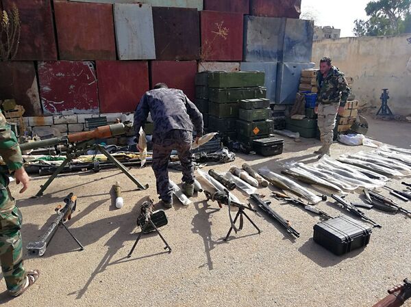 الجيش السوري يعثر على كميات كبيرة من أسلحة الإرهابيين، منها صواريخ أمريكية، في درعا - سبوتنيك عربي