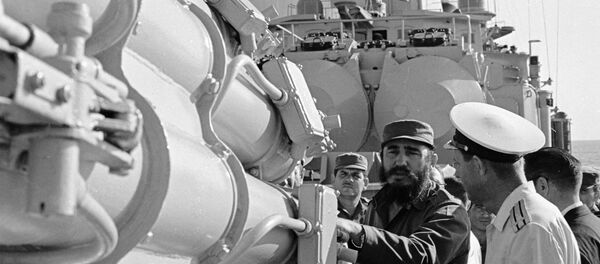 رئيس الوزراء الكوبي فيديل كاسترو يتفقد سفينة حربية سوفيتية (صورة ارشيفية) - سبوتنيك عربي