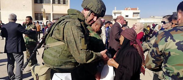 مركز المصالحة الروسي يقدم مئات السلل الغذائية لفقراء إنخل بريف درعا - سبوتنيك عربي