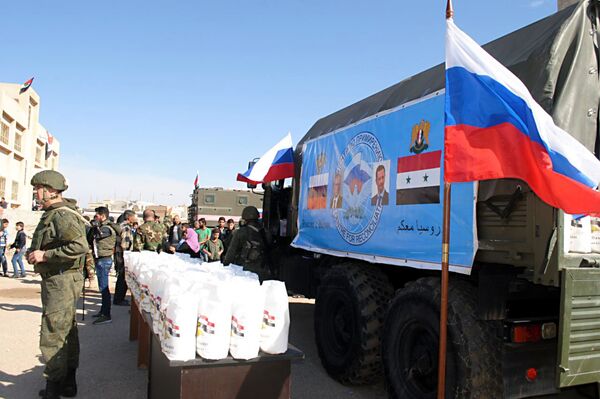 مركز المصالحة الروسي يقدم مئات السلل الغذائية لفقراء إنخل بريف درعا - سبوتنيك عربي