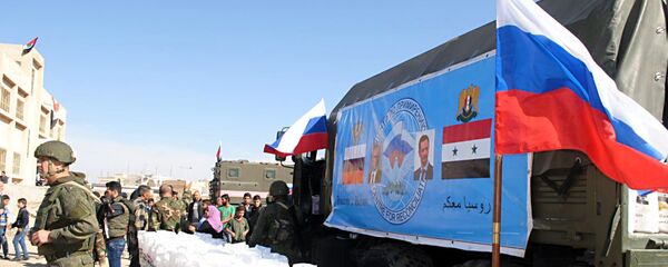 مركز المصالحة الروسي يقدم مئات السلل الغذائية لفقراء إنخل بريف درعا - سبوتنيك عربي