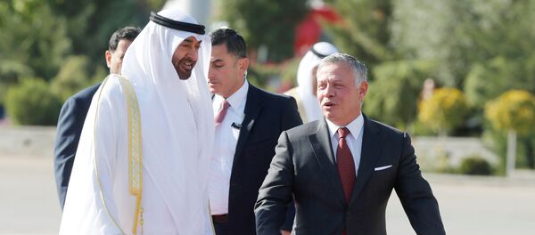 ولي عهد أبوظبي الشيخ محمد بن زايد آل نهيان مع العاهل الأردني الملك عبد الله في مطار عمان العسكري، 20 نوفمبر/تشرين الثاني 2018 - سبوتنيك عربي