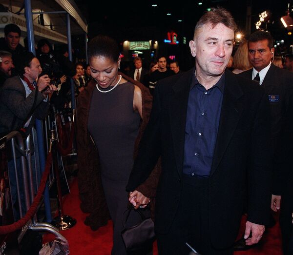 الممثل الأمريكي روبيرت دي نيرو وزوجته غريس هايتاور في لوس أنجلوس 1999 - سبوتنيك عربي