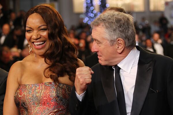 الممثل الأمريكي روبيرت دي نيرو وزوجته غريس هايتاور في الحفل الـ 69 لمهرجان كان السينمائي، فرنسا 2016 - سبوتنيك عربي