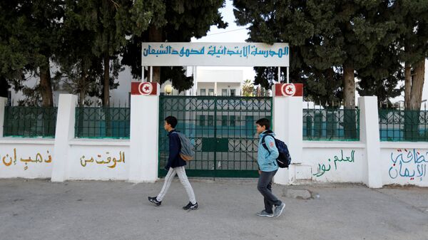 أطفال يمشون أمام مدرسة مغلقة أثناء إضراب تونس - سبوتنيك عربي