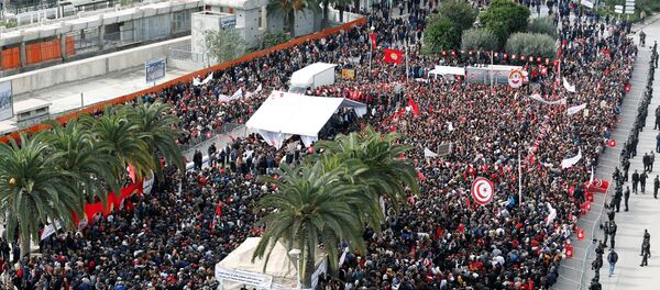 يحمل الناس أعلامًا وهم يحتجون على رفض الحكومة رفع الأجور في تونس العاصمة يحمل الناس أعلامًا وهم يحتجون على رفض الحكومة رفع الأجور في تونس العاصمة - سبوتنيك عربي