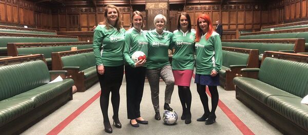 البرلمانيات البريطانيات يلعن كرة القدم داخل البرلمان - سبوتنيك عربي