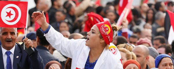 طبيبة تشارك في احتجاج على رفض الحكومة رفع الأجور في تونس العاصمة طبيبة تشارك في احتجاج على رفض الحكومة رفع الأجور في تونس العاصمة - سبوتنيك عربي