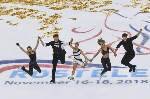 المتلزجون الروس: ألينا زاغيتوفا، يفغينيا تاراسوفا، فلاديمير موروزوف، ألكسندرا ستيبانوفا، إيفان بوكين خلال الفقرة الحرة للتزلج في البطولة الخامسة للجائزة الكبرى للتزلج على الجليد في موسكو - سبوتنيك عربي