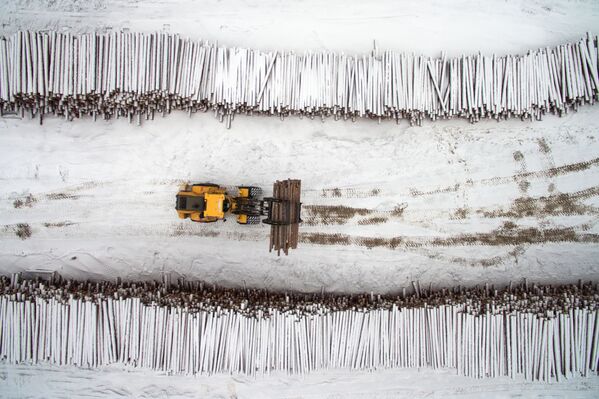 مستودع المواد الخام من مجمع لصناعة الأخشاب من كراسليسينفيست في حي من إقليم كراسنويارسك الروسي - سبوتنيك عربي