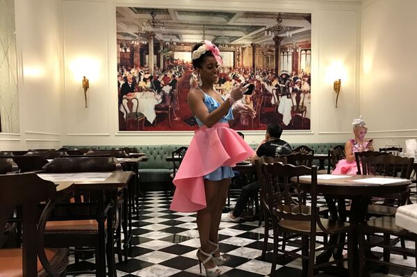 موظفة مطعم تتحقق من هاتفها أثناء حضور حفلة عيد ميلاد في أحد المقاهي في بانكوك، تايلاند 16 نوفمبر/ تشرين الثاني 2018 - سبوتنيك عربي