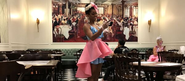 موظفة مطعم تتحقق من هاتفها أثناء حضور حفلة عيد ميلاد في أحد المقاهي في بانكوك، تايلاند 16 نوفمبر/ تشرين الثاني 2018 - سبوتنيك عربي