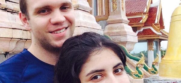 الأكاديمي البريطاني ماثيو هيدجز وزوجته دانييلا تيجادا في سيلفي لهما بتايلاند - سبوتنيك عربي