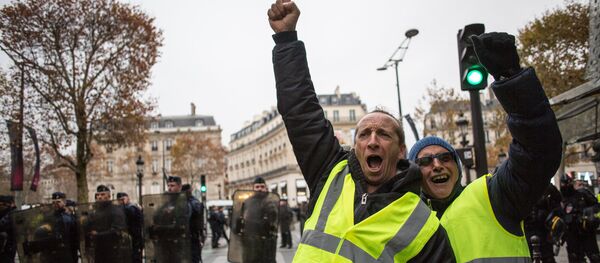 مواجهات بين الشرطة الفرنسية والمتظاهرين مواجهات بين الشرطة الفرنسية والمتظاهرين - سبوتنيك عربي