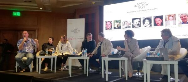 عدد من المخرجين والمخرجات الروس في ندوة مرآة المجتمع المتغير - التقاليد والابتكار بالسينما الروسية في الألفية الجديدة على هامش مهرجان القاهرة السينمائي الدولي الـ 40، 25 نوفمبر/تشرين الثاني 2018 - سبوتنيك عربي