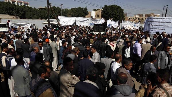 وقفة احتجاجية للعاملين بالمؤسسات الخدمية بصنعاء/اليمن/25 تشرين الثاني/نوفمبر 2018 - سبوتنيك عربي
