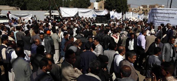 وقفة احتجاجية للعاملين بالمؤسسات الخدمية بصنعاء/اليمن/25 تشرين الثاني/نوفمبر 2018 - سبوتنيك عربي