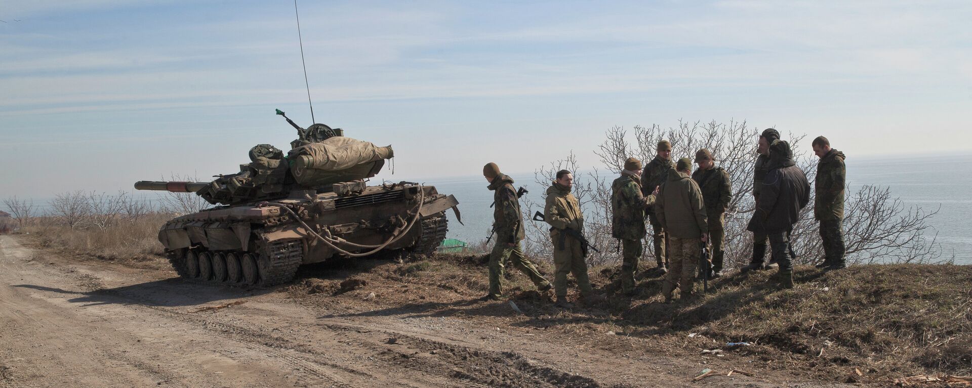 القوات الحكومية الأوكرانية تقف إلى جانب دبابة على خط المواجهة إلى الشرق من بحر مدينة آزوف ، مدينة ماريوبول ، أوكرانيا - سبوتنيك عربي, 1920, 22.11.2023