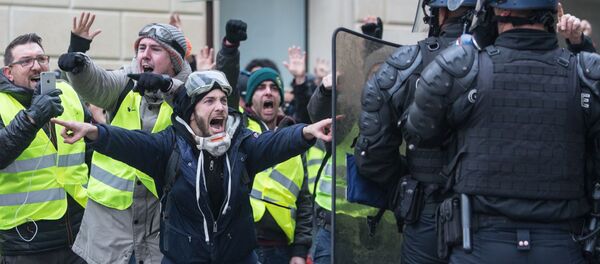 السترات الصفراء - مظاهرات و احتجاجات باريس ضد ارتفاع أسعار البنزين، والمطالبة بخفض ضريبة البنزين، نوفمبر/ تشرين الثاني 2018 السترات الصفراء - مظاهرات و احتجاجات باريس ضد ارتفاع أسعار البنزين، والمطالبة بخفض ضريبة البنزين، نوفمبر/ تشرين الثاني 2018 - سبوتنيك عربي