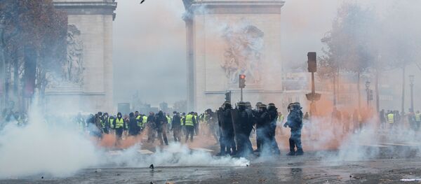 السترات الصفراء - مظاهرات و احتجاجات باريس ضد ارتفاع أسعار البنزين، والمطالبة بخفض ضريبة البنزين، نوفمبر/ تشرين الثاني 2018 - سبوتنيك عربي