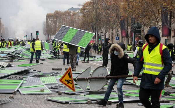 السترات الصفراء - مظاهرات و احتجاجات باريس ضد ارتفاع أسعار البنزين، والمطالبة بخفض ضريبة البنزين، نوفمبر/ تشرين الثاني 2018 - سبوتنيك عربي